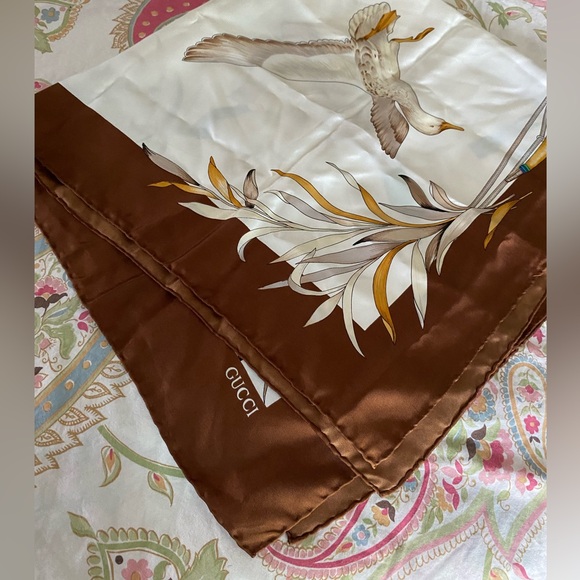 LKNW Gucci Vintage Silk Oversized Scarf 34x34 Duck Foulard AUTHENTIC No Tag - Picture 3 of 11